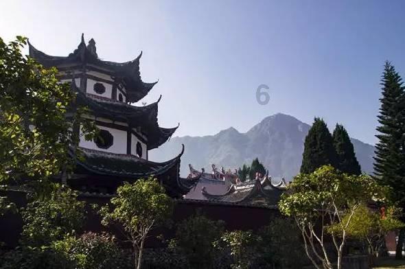 进入中年的女人，春季穿过膝裙怎么搭才更时尚？游戏画面