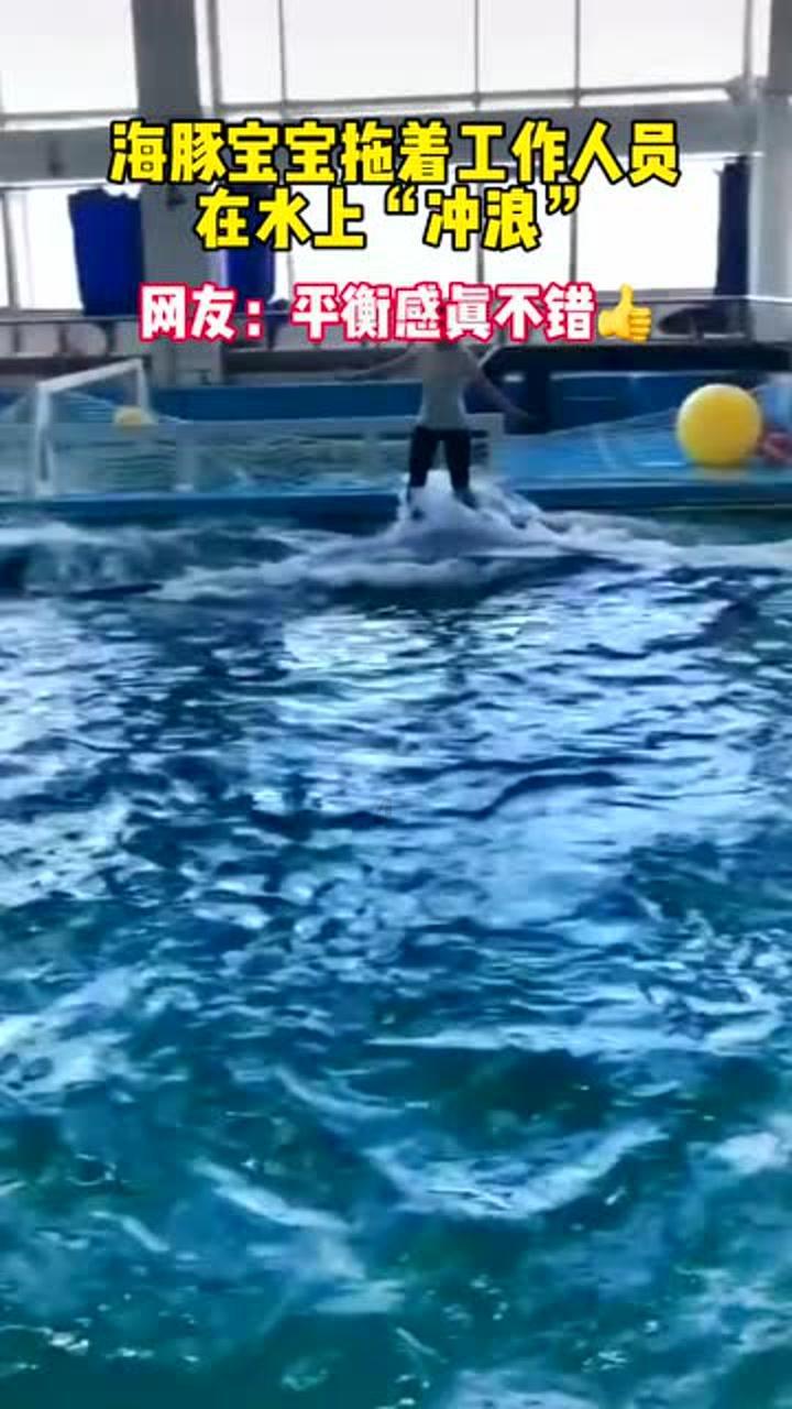 沙滩游玩的女孩们