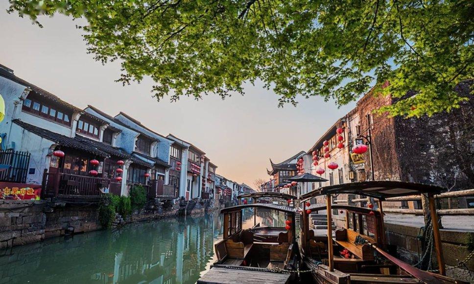 真的离谱，去了一趟外地旅游居然拍了一大堆的游客照